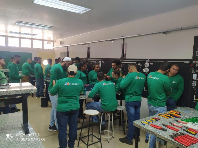 CURSO LIVRE DE CAPACITAÇÃO EM INSTALAÇÕES ELÉTRICAS RESIDENCIAIS E REDES DE DISTRIBUIÇÃO DE ENERGIA ELÉTRICA