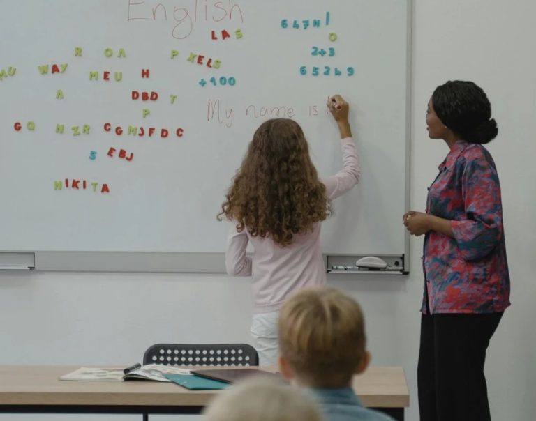 IA deve transformar o ensino de idiomas, mas não substitui aprendizado