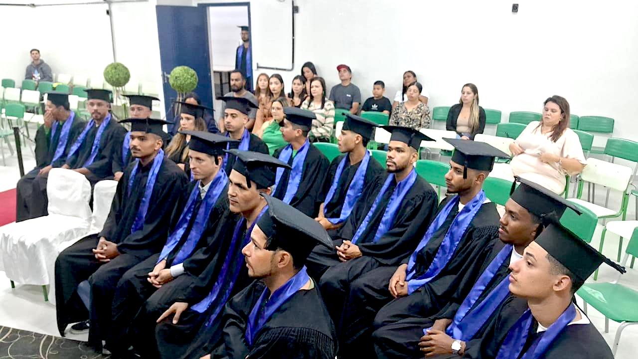 Guarujá Celebra Formatura de 17 Novos Eletricistas pela Escola da Neoenergia Elektro
